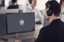 Jabra Evolve2 85 ANC Bluetooth Headset -Cheap Headphones Store edce410f 4977 4c3a 9e39 026b4c0abd11 jabra evolve2 85 black teams open office screen 9